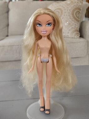 MGA Bratz Doll Wintertime Cloe Blonde Blue Eyes Beautiful (Hair Cut)